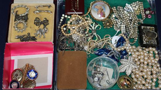 A collection of mixed costume jewellery.